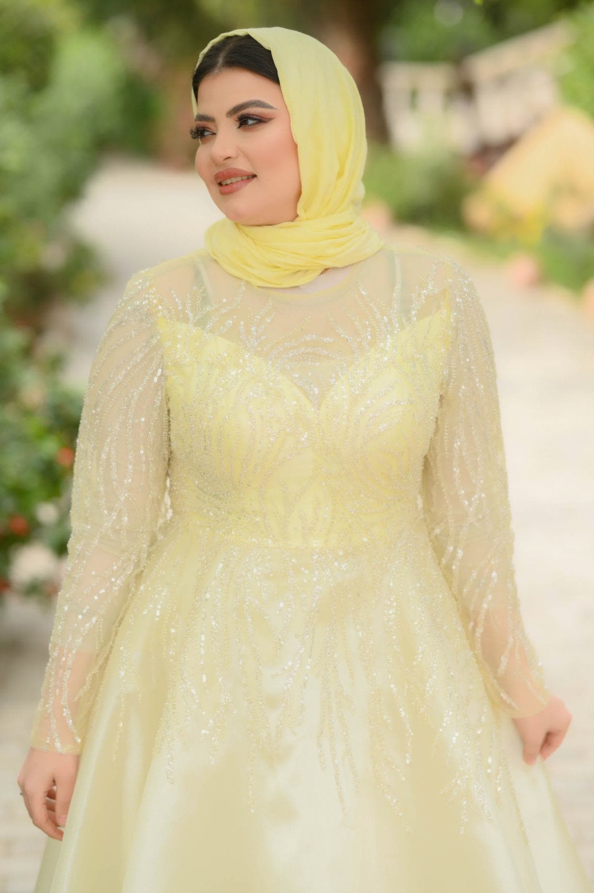 فستان عاجي بكاب
